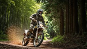 ワークマンのウェアを着用し、泥だらけになりながら日本の林道をオフロードバイクで楽しそうに走る日本人ライダーの様子。