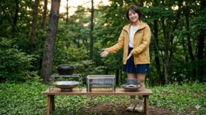 日本人女性キャンパーがファイヤーディスク、ステンレスファイアープレイスIII、ソロ用ディスクにそれぞれ適した五徳を紹介する様子。